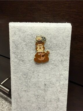 Tokyo Disney Resort Mystery pin Henry